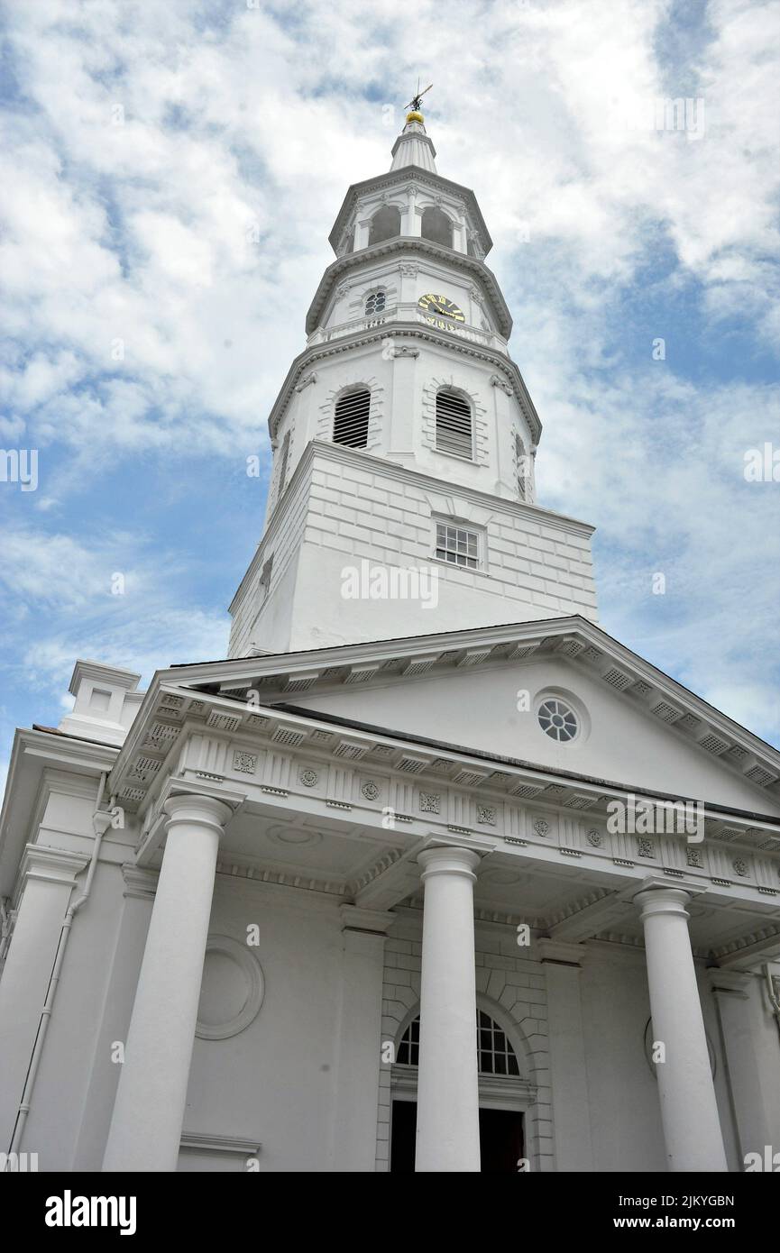 Eine Aufnahme der St. Michael's Church aus einem niedrigen Winkel an einem sonnigen Tag in Charleston, South Carolina, USA Stockfoto