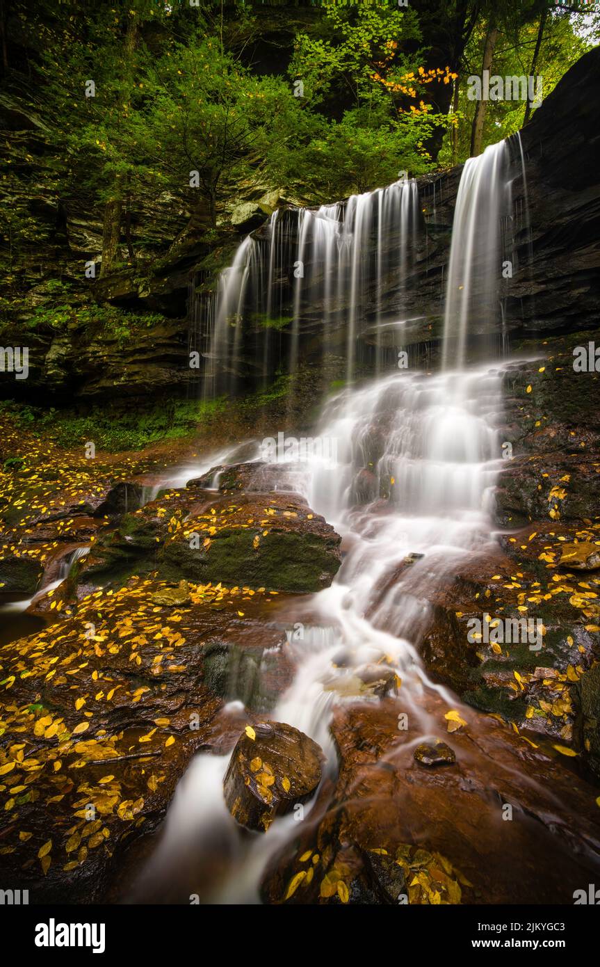 Eine vertikale Aufnahme eines Wasserfalls im Rickets Glen State Park, Pennsylvania mit seidiger Wirkung auf das Wasser Stockfoto