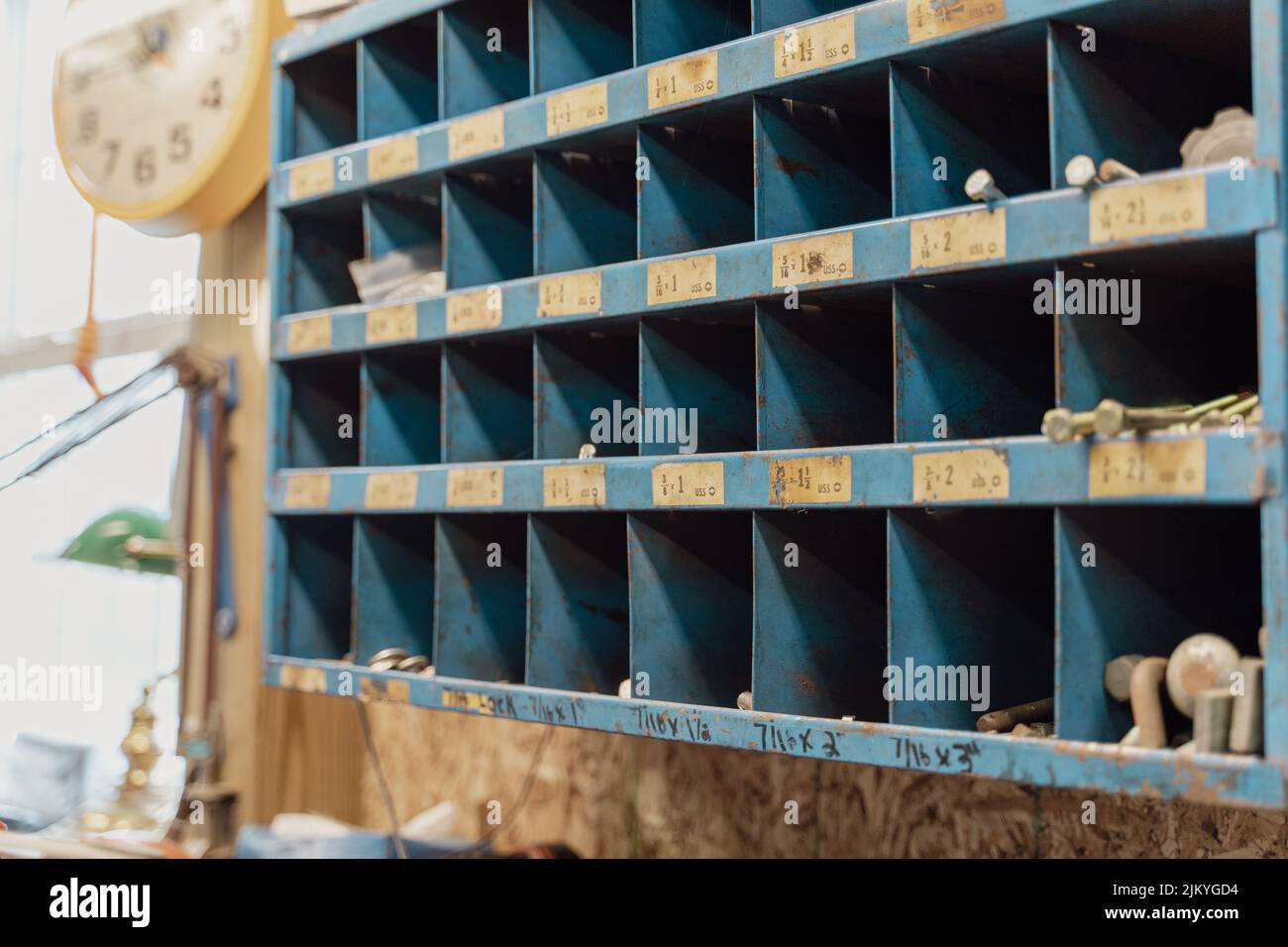 Eine selektive Fokusaufnahme der ausgestellten Artikel, die in der Haus- und Fahrzeugreparaturwerkstatt verkauft werden Stockfoto