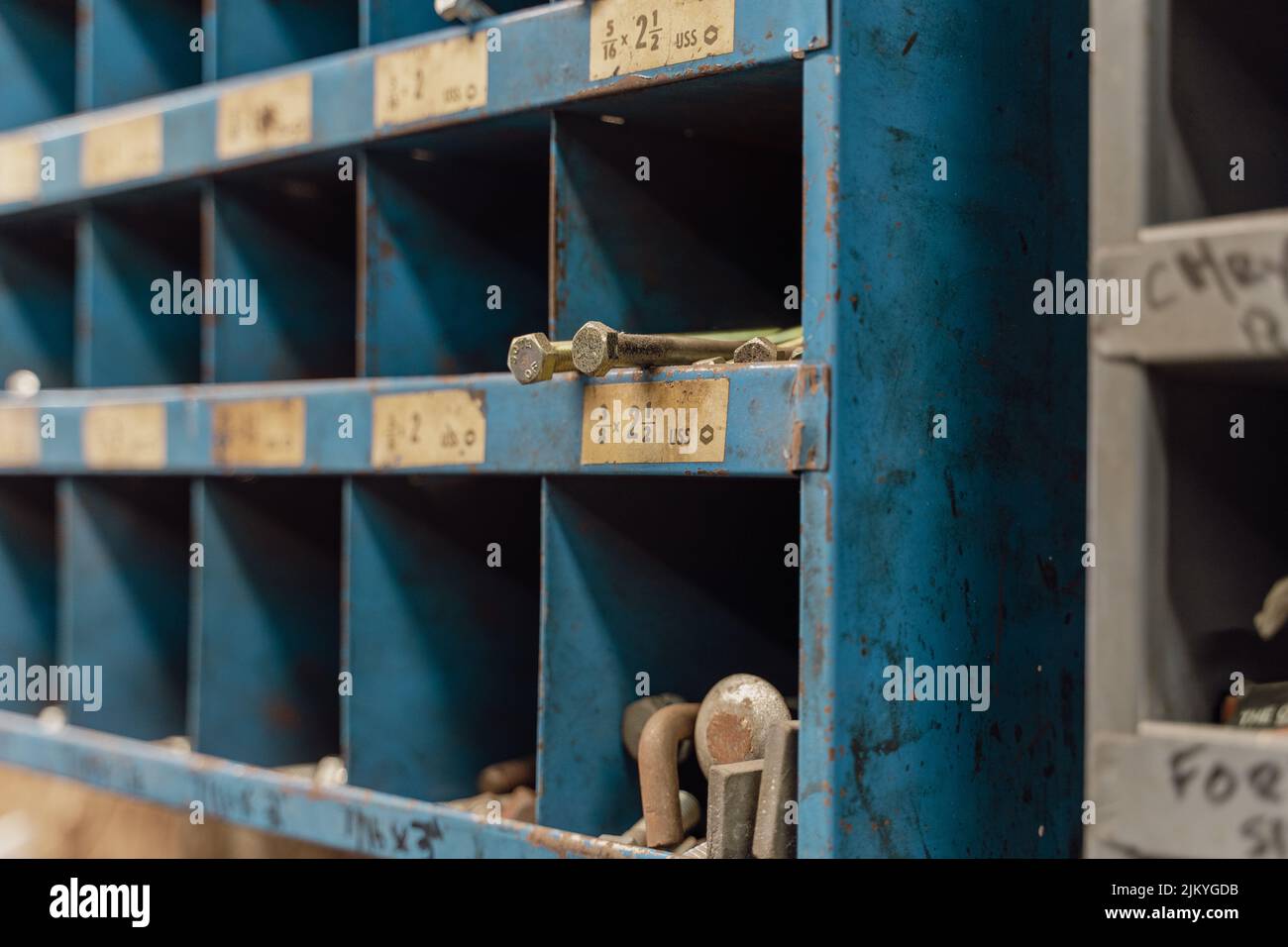 Eine selektive Fokusaufnahme der ausgestellten Artikel, die in der Haus- und Fahrzeugreparaturwerkstatt verkauft werden Stockfoto