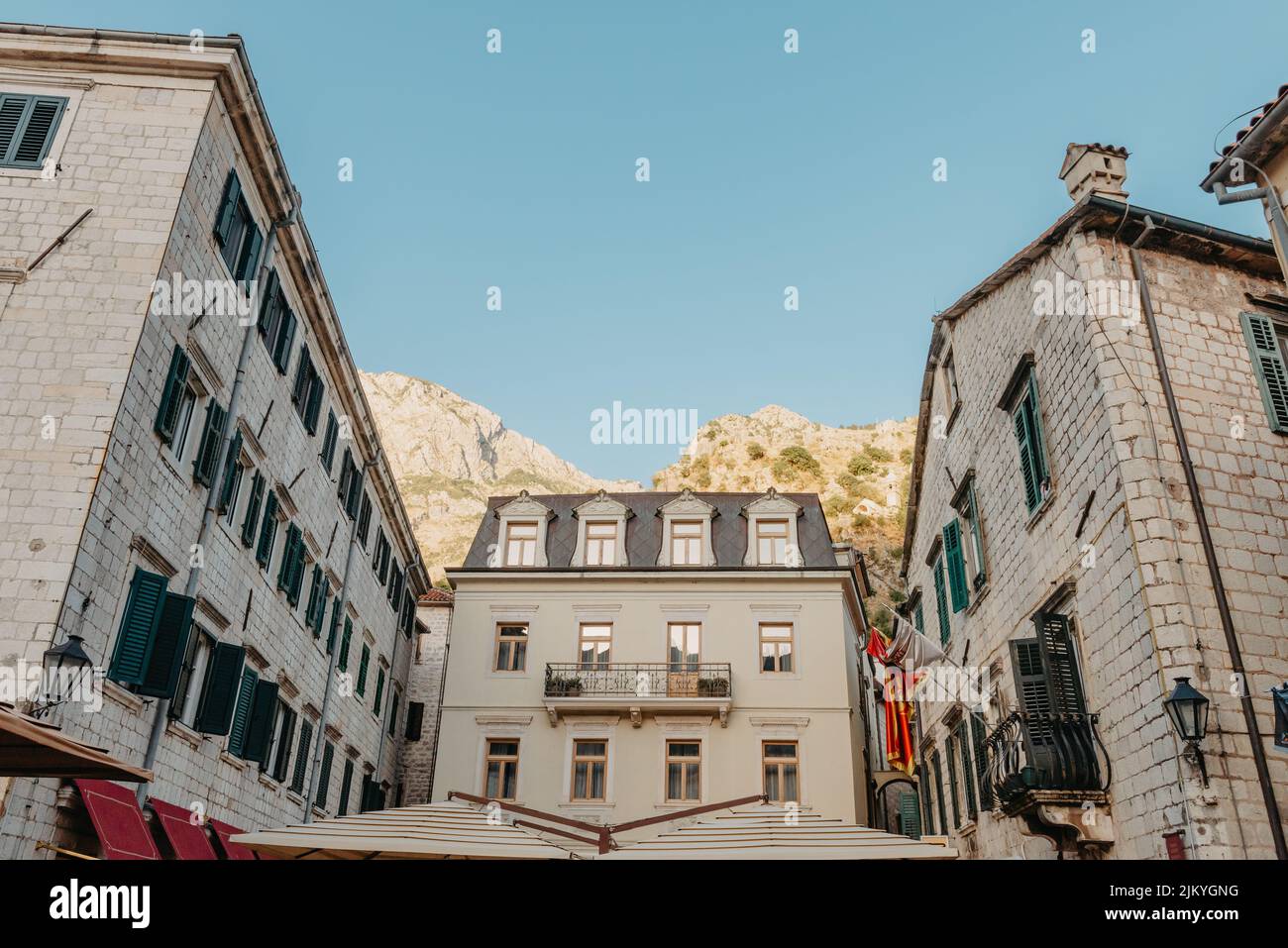 Perast, Montenegro. Alte europäische Architektur. Straße in der Altstadt von Italien, Montenegro, Griechenland etc Stockfoto