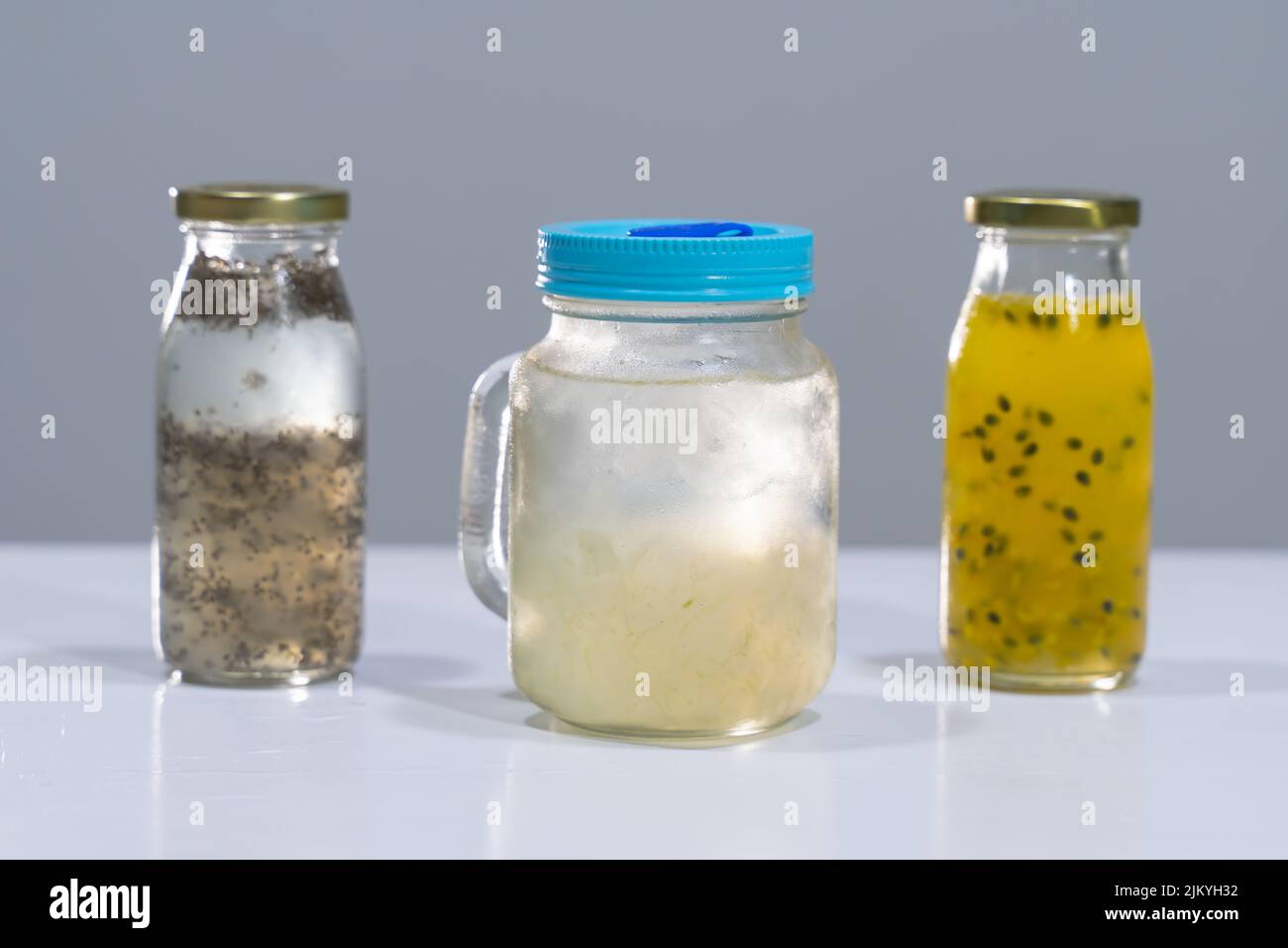 Eine Nahaufnahme von drei Gläsern Aloe und Detox-Wasser Stockfoto