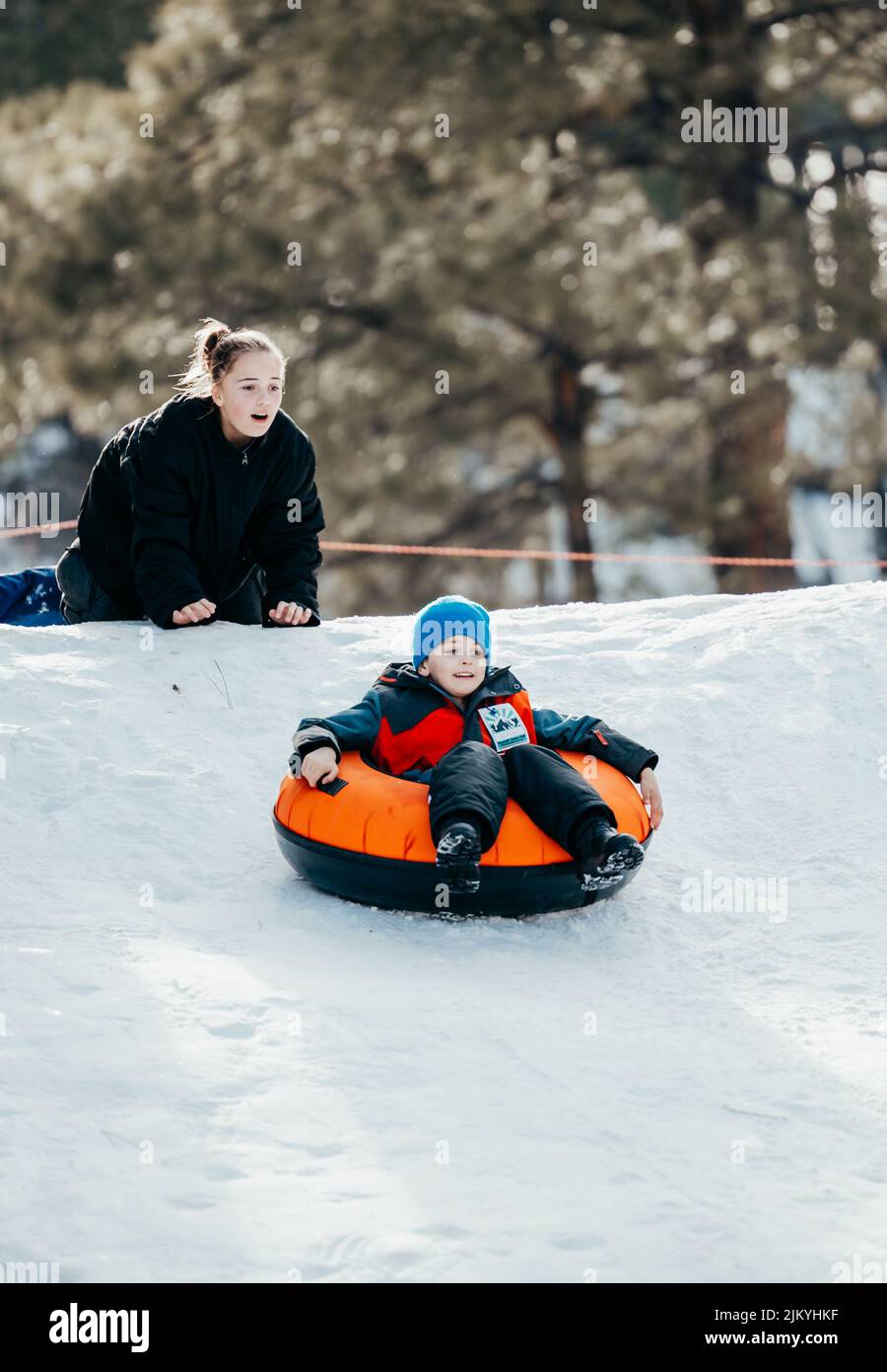 Kinder spielen den Schnee und Tubing. Stockfoto