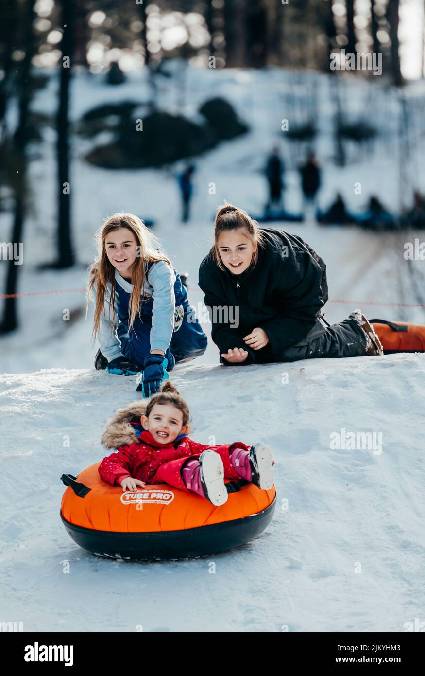 Kinder spielen den Schnee und Tubing. Stockfoto