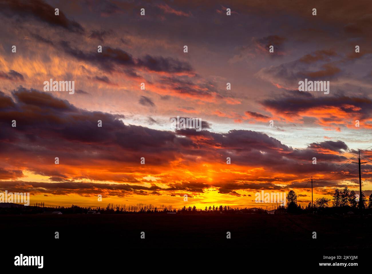 Eine unheimliche Kulisse eines Sonnenuntergangs in Coeur d'Alene Stockfoto