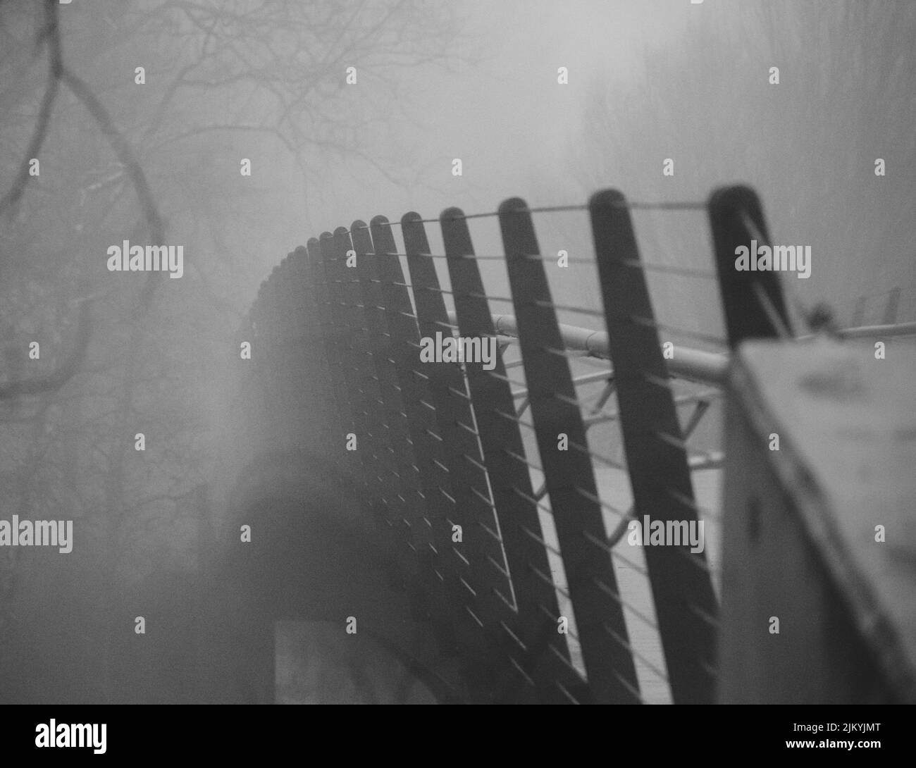 Eine schwarz-weiße Aufnahme einer Holzbrücke im Riverside Park, London Stockfoto