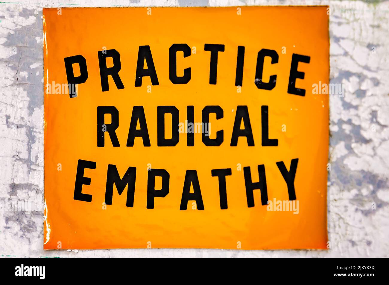 Ein Schild fordert die Menschen auf, „radikale Einfühlungsvermögen“ am 31. Juli 2022 in Ocean Springs, Mississippi, zu praktizieren. Stockfoto