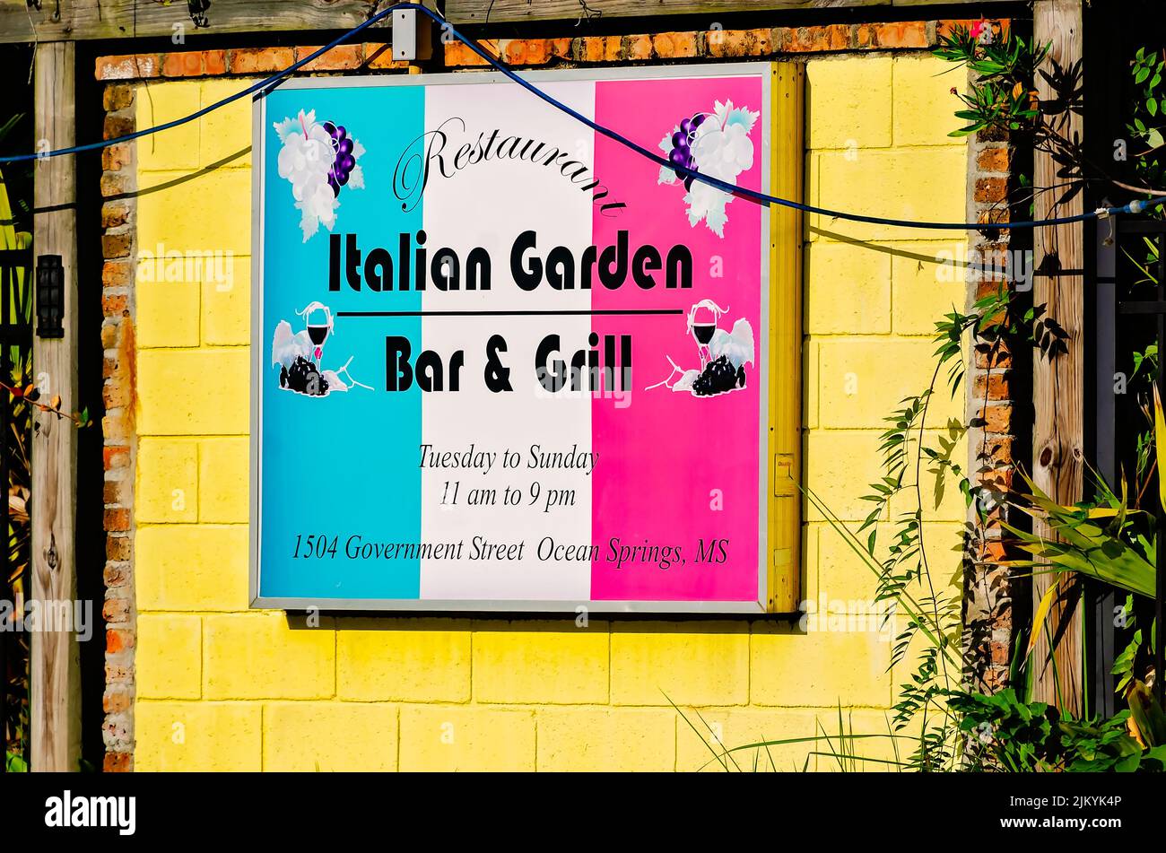 Am 31. Juli 2022 in Ocean Springs, Mississippi, ist ein Schild für die italienische Garden Bar & Grill abgebildet. Das Restaurant ist auf italienische Küche spezialisiert. Stockfoto