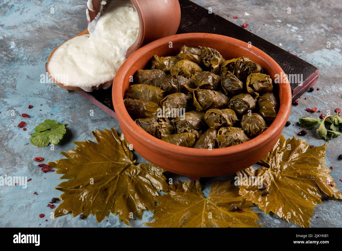 Eine Nahaufnahme des östlichen mediterranen Gerichts Dolma serviert mit griechischem Joghurt Stockfoto