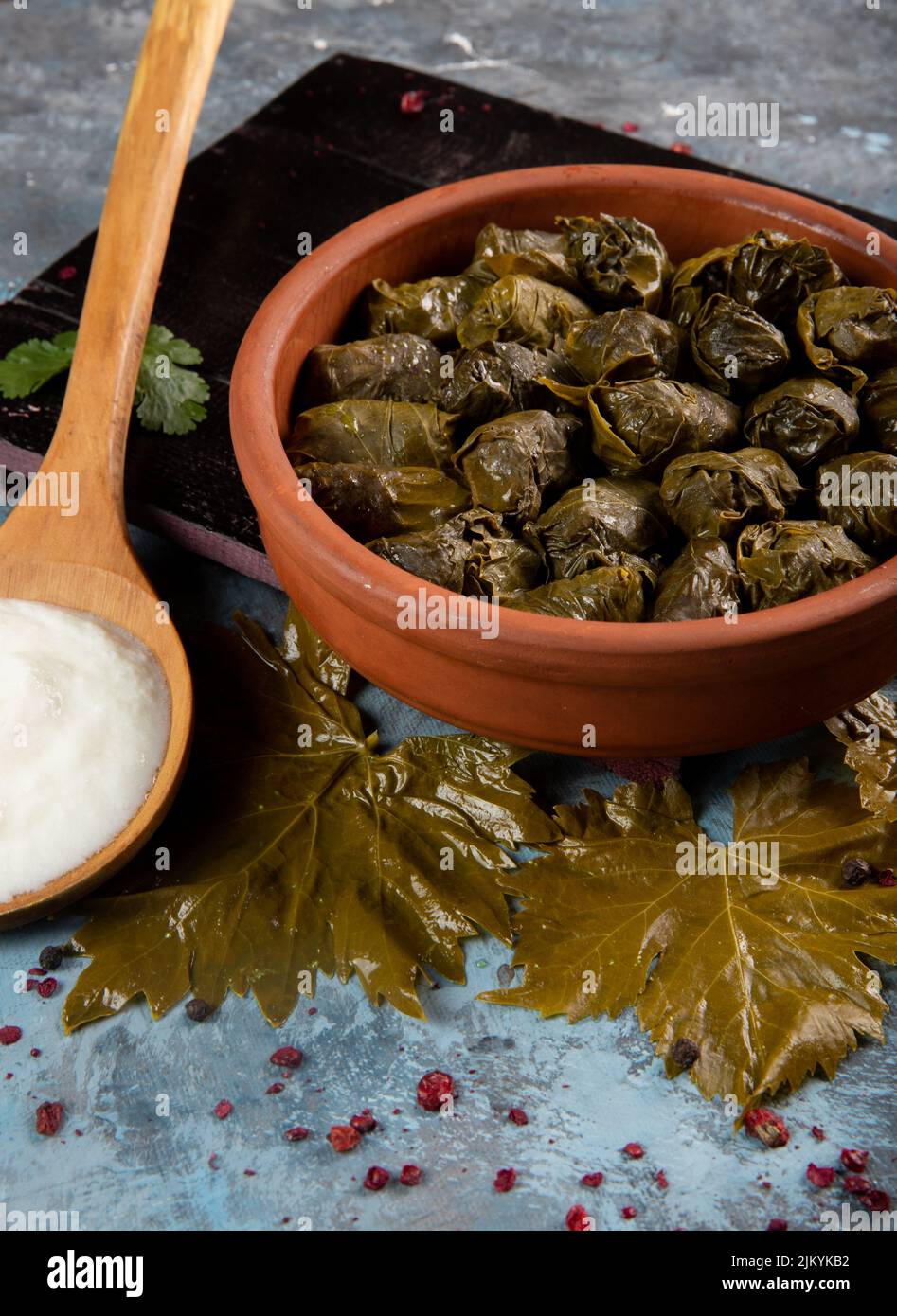 Eine vertikale Nahaufnahme des östlichen mediterranen Gerichts Dolma serviert mit griechischem Joghurt Stockfoto