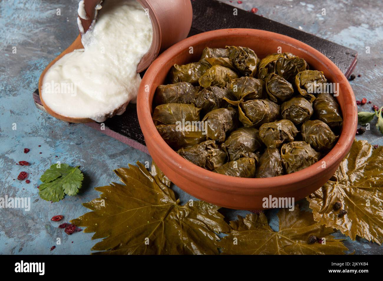 Eine Nahaufnahme des östlichen mediterranen Gerichts Dolma serviert mit griechischem Joghurt Stockfoto