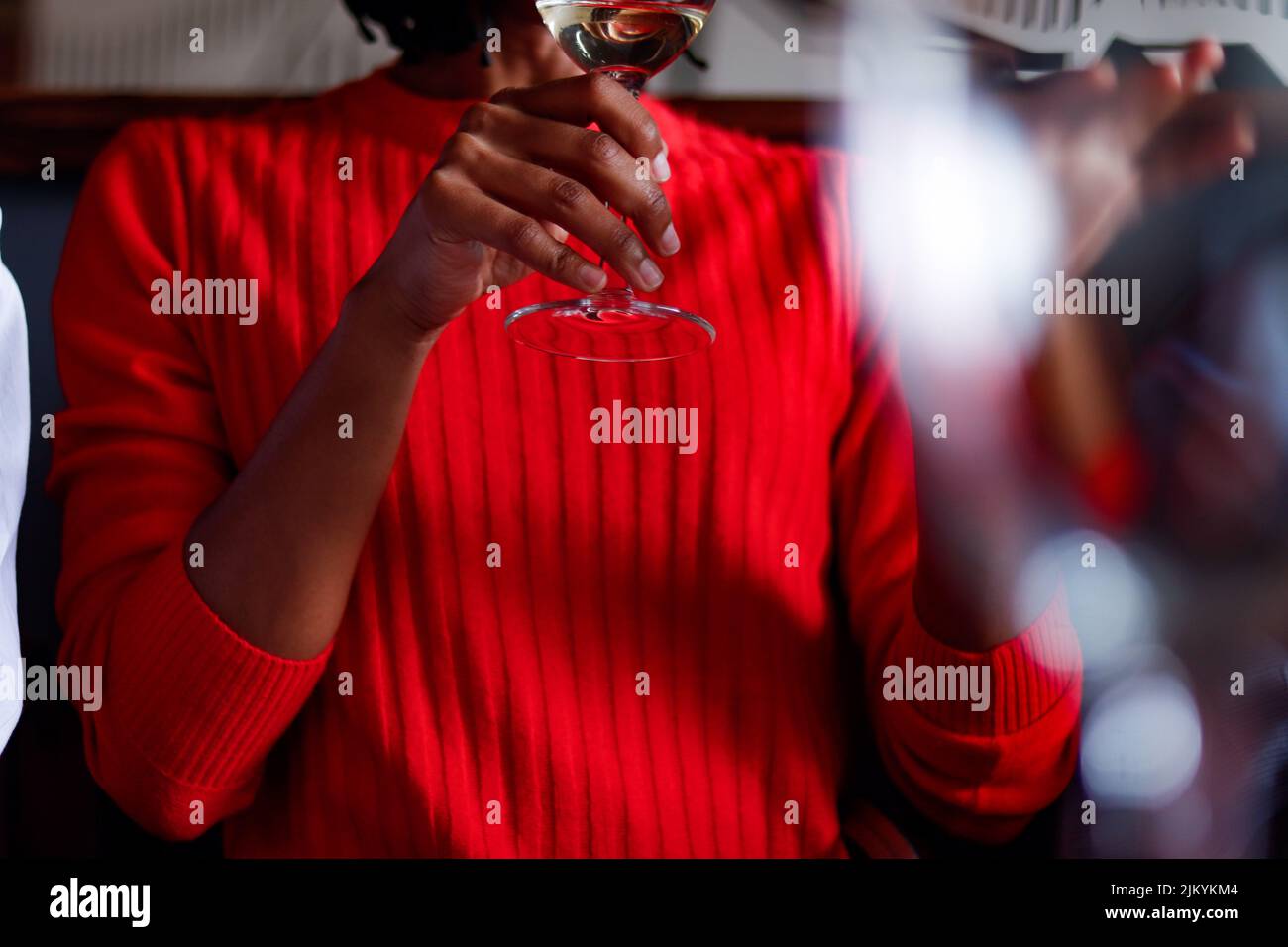 Eine Nahaufnahme einer schönen Frau, die ein Weinglas in der Hand hält Stockfoto