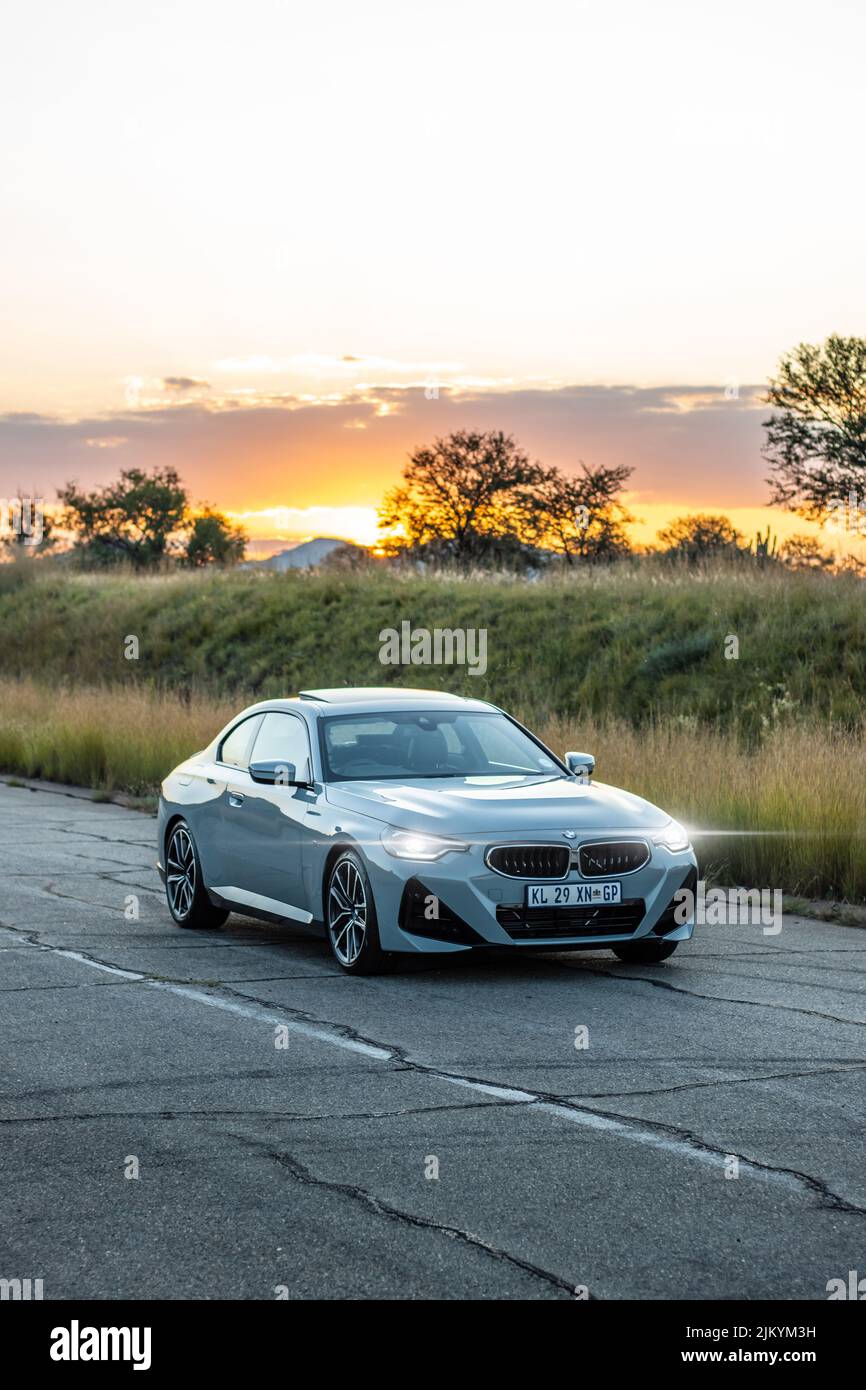 2022 BMW 220i Sonnenuntergang Fotoshooting Stockfoto