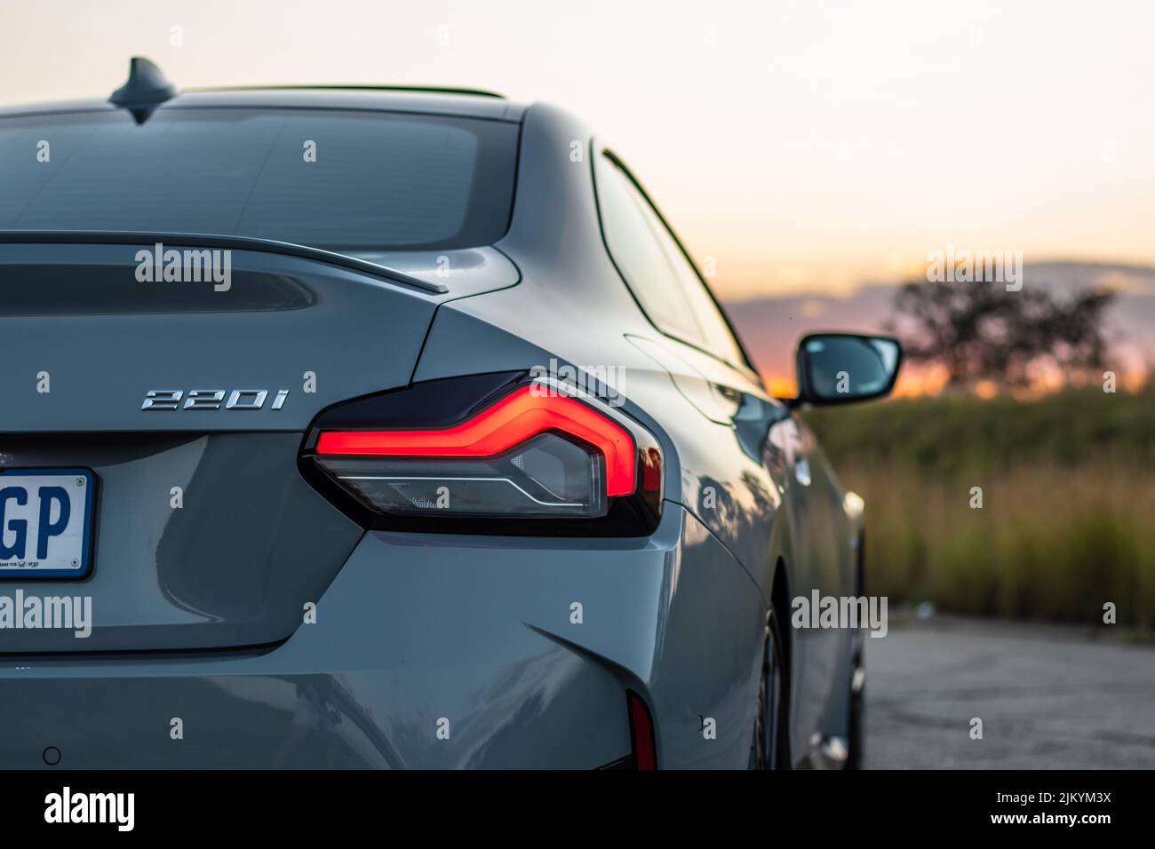 2022 BMW 220i Sonnenuntergang Fotoshooting Stockfoto