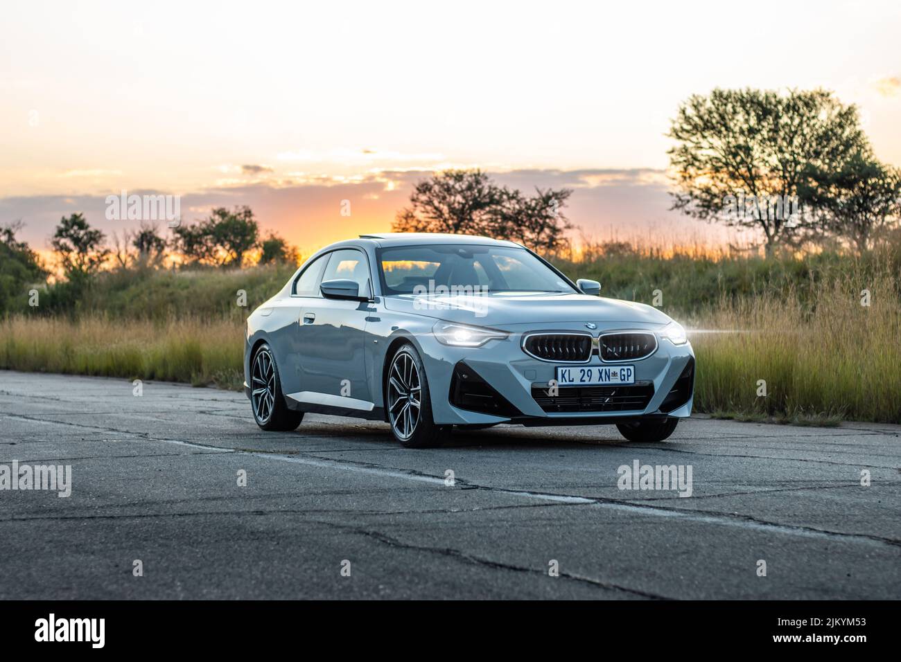 2022 BMW 220i Sonnenuntergang Fotoshooting Stockfoto
