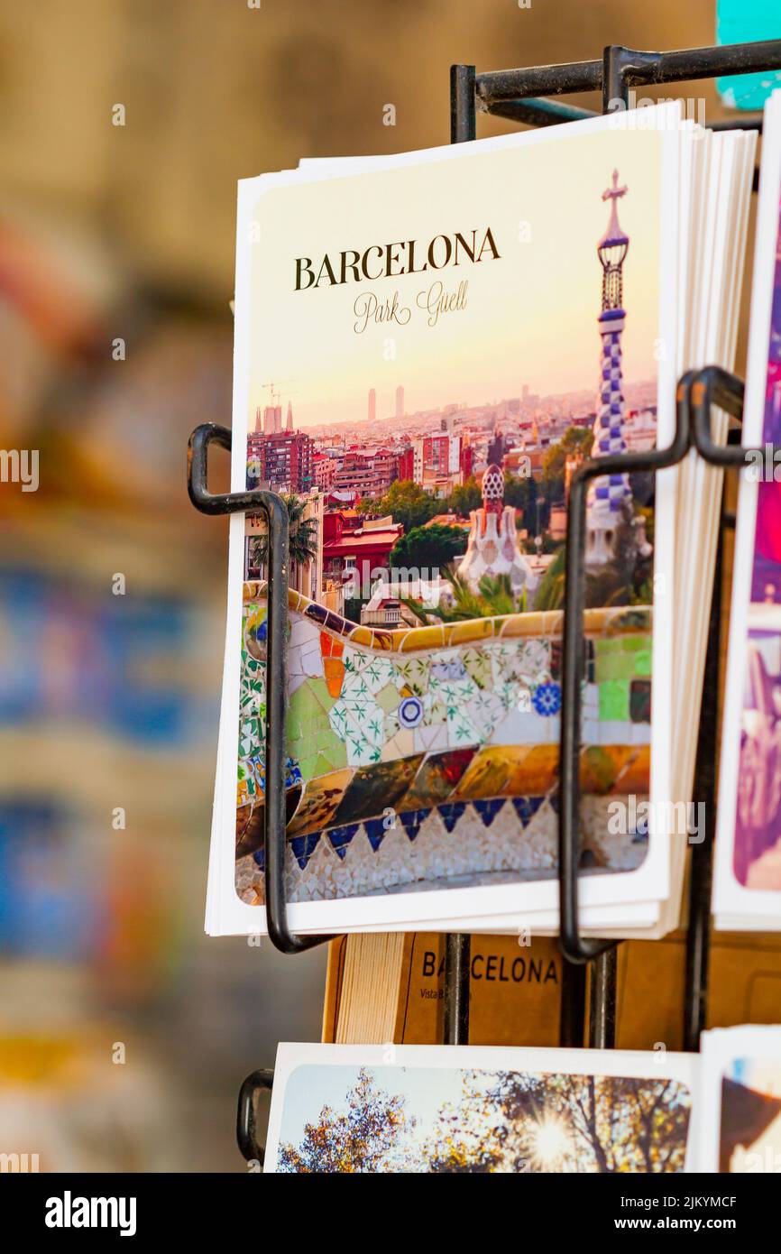 Barcelona, Spanien - 4. April 2022: Postkarte auf der Rambla de Barcelona (Spanien), Reisekonzept. Stockfoto