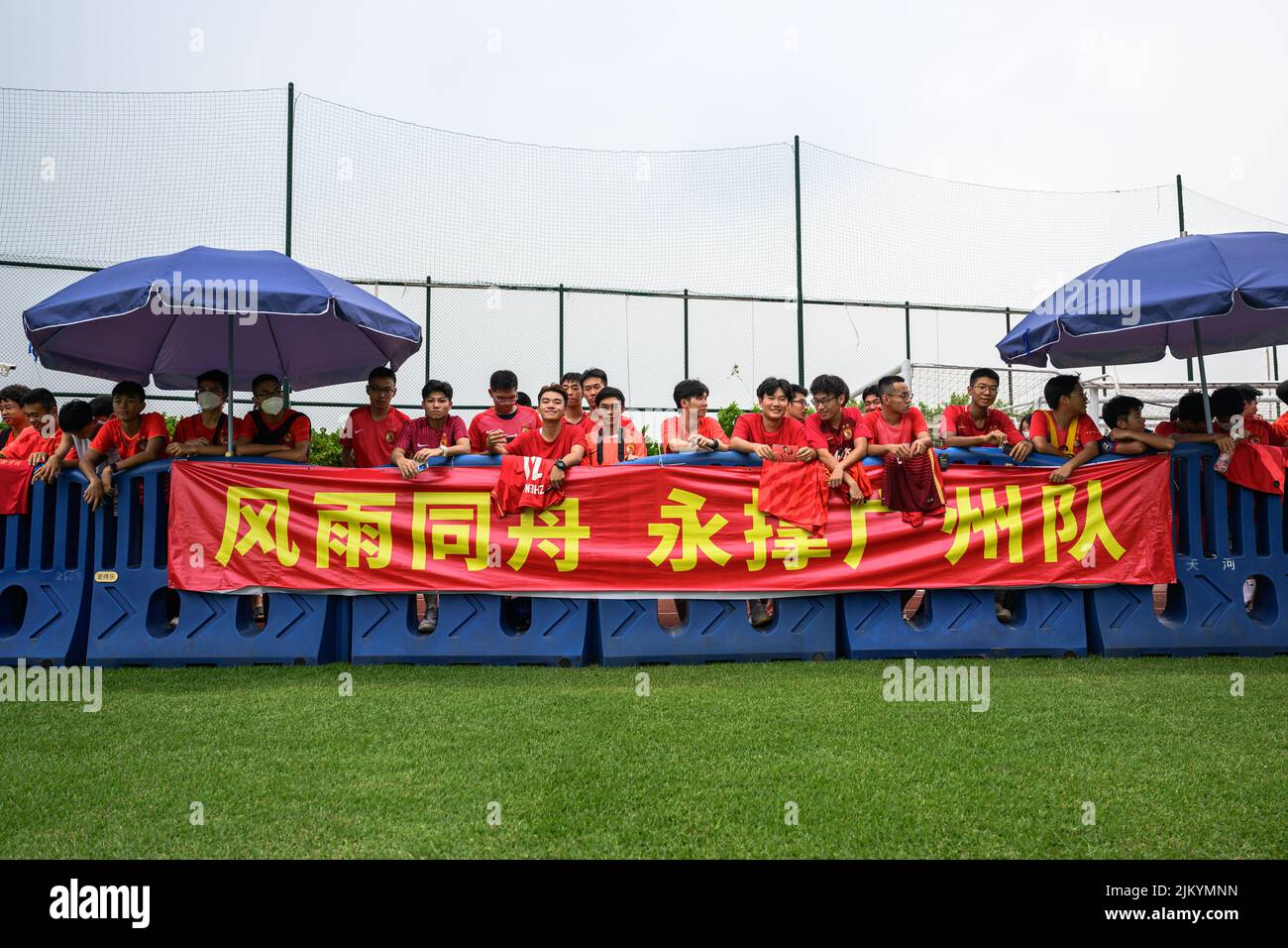 GUANGZHOU, CHINA - 3. AUGUST 2022 - das Fußballteam von Guangzhou veranstaltet am 3. August einen Tag der offenen Tür seiner Trainingsbasis in Guangzhou, Provinz Guangdong, China Stockfoto