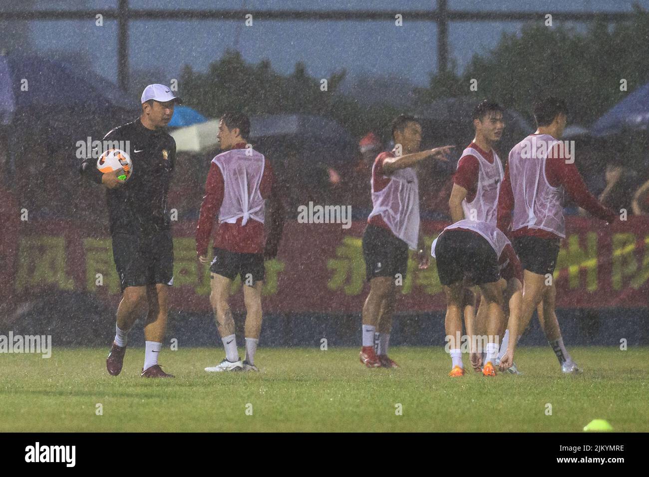 GUANGZHOU, CHINA - 3. AUGUST 2022 - das Fußballteam von Guangzhou veranstaltet am 3. August einen Tag der offenen Tür seiner Trainingsbasis in Guangzhou, Provinz Guangdong, China Stockfoto