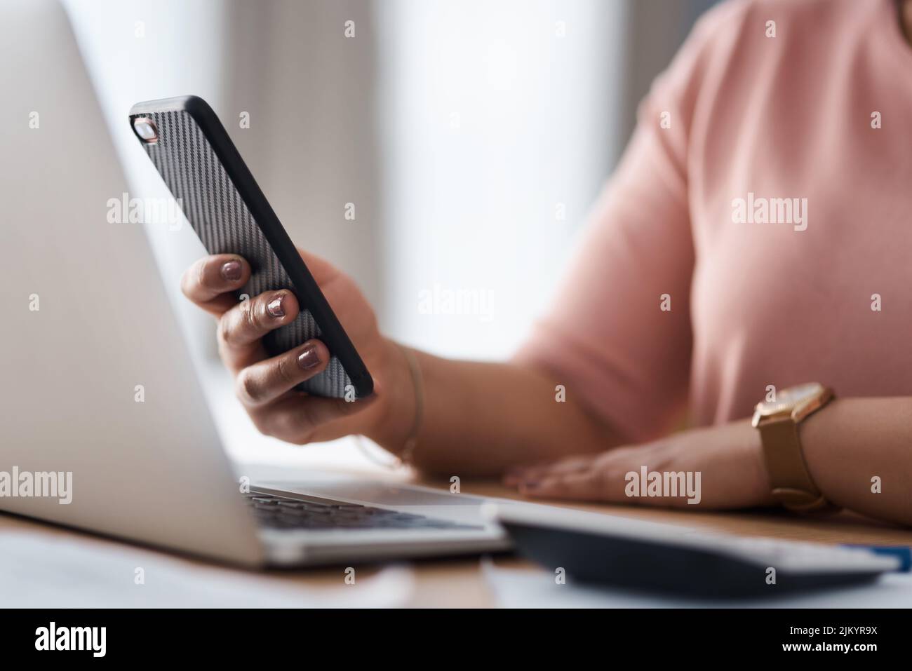 Immer in Verbindung bleiben. Eine Frau, die von zu Hause aus arbeitet. Stockfoto