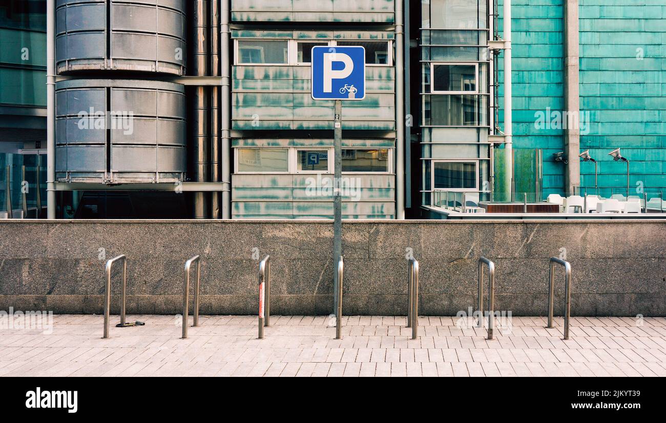 Fahrradparkplatz auf der Straße mit blauem Schild Stockfoto
