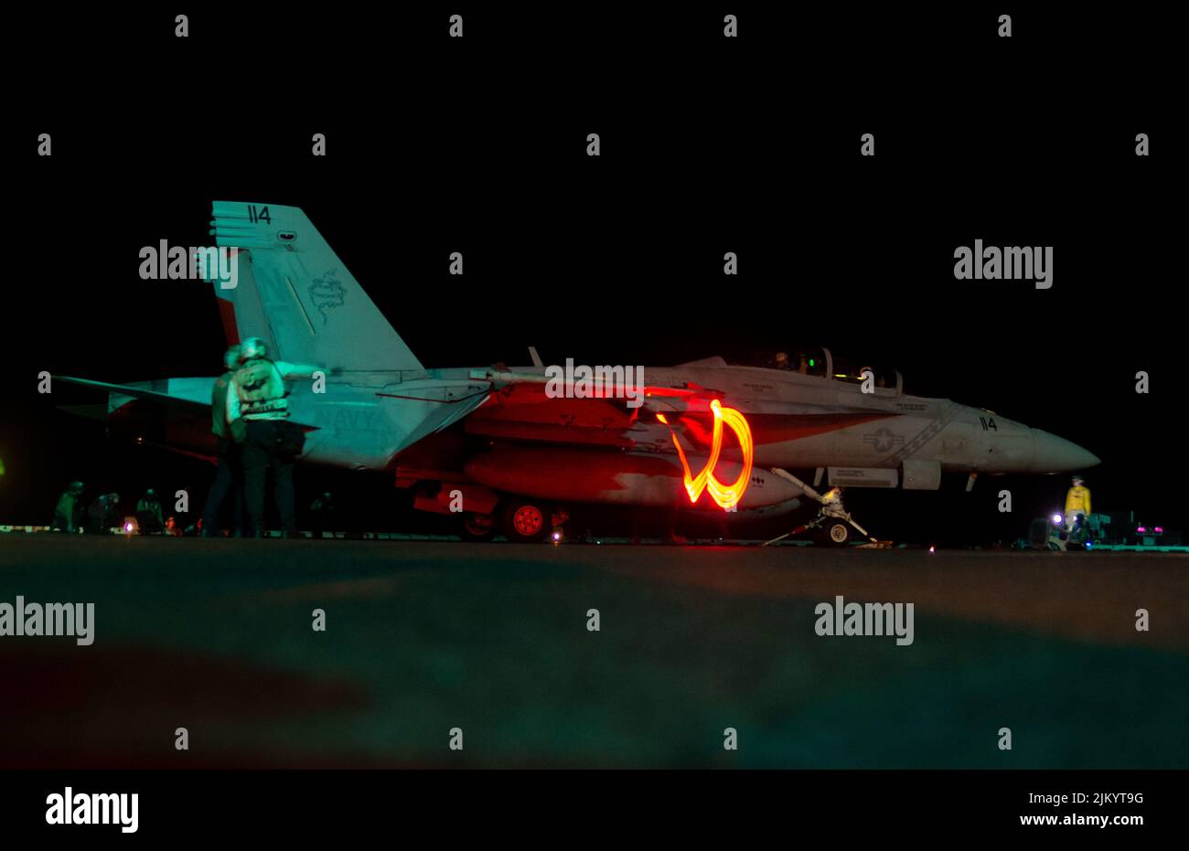 220802-N-DW158-2123 PHILIPPINISCHES MEER (AUG 2, 2022) eine F/A-18F Super Hornet, die an den Diamondbacks von Strike Fighter Squadron (VFA) 102 befestigt ist, bereitet sich auf den Start vom Flugdeck des einzigen vorwärts eingesetzten Flugzeugträgers der US Navy USS Ronald Reagan (CVN 76) in der philippinischen See vor, 2. August. Die Diamondbacks führen Luftangriff- und Streikkräfte-Escort-Missionen sowie Schiffe, Kampfgruppen und Geheimdiensteintreibereinsätze durch. Ronald Reagan, das Flaggschiff der Carrier Strike Group 5, stellt eine kampfbereite Truppe zur Verfügung, die die Vereinigten Staaten schützt und verteidigt und allia unterstützt Stockfoto 220802-N-DW158-2123 PHILIPPINISCHES MEER (AUG 2, 2022) eine F/A-18F Super Hornet, die an den Diamondbacks von Strike Fighter Squadron (VFA) 102 befestigt ist, bereitet sich auf den Start vom Flugdeck des einzigen vorwärts eingesetzten Flugzeugträgers der US Navy USS Ronald Reagan (CVN 76) in der philippinischen See vor, 2. August. Die Diamondbacks führen Luftangriff- und Streikkräfte-Escort-Missionen sowie Schiffe, Kampfgruppen und Geheimdiensteintreibereinsätze durch. Ronald Reagan, das Flaggschiff der Carrier Strike Group 5, stellt eine kampfbereite Truppe zur Verfügung, die die Vereinigten Staaten schützt und verteidigt und allia unterstützt Stockfoto