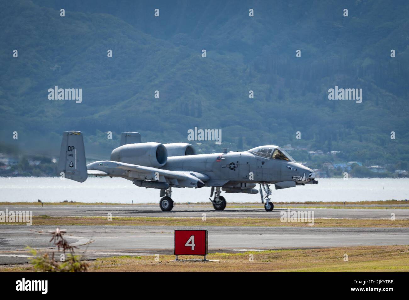 Mehr als 200 Luftwaffe und 10 A-10 Thunderbolt II Wardogs der 924. 2022 Fighter Group des 944. Fighter Wings arbeiten während der Teilnahme der Einheit an Rim of the Pacific (RIMPAC) 2022 vom 21. Juli bis zum 29. August von der Marine Corps Base Hawaii aus 4. 26 Nationen, 38 Schiffe, drei U-Boote, mehr als 170 Flugzeuge und 25.000 Mitarbeiter nehmen vom 29. Juni bis zum 4. August an RIMPAC in und um die Hawaii-Inseln und Südkalifornien Teil. RIMPAC, die weltweit größte internationale maritime Übung, bietet eine einzigartige Ausbildungsmöglichkeit und fördert und unterstützt kooperativ Stockfoto