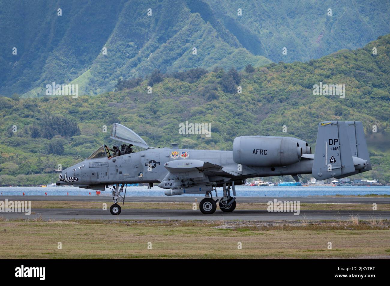 Mehr als 200 Luftwaffe und 10 A-10 Thunderbolt II Wardogs der 924. 2022 Fighter Group des 944. Fighter Wings arbeiten während der Teilnahme der Einheit an Rim of the Pacific (RIMPAC) 2022 vom 21. Juli bis zum 29. August von der Marine Corps Base Hawaii aus 4. 26 Nationen, 38 Schiffe, drei U-Boote, mehr als 170 Flugzeuge und 25.000 Mitarbeiter nehmen vom 29. Juni bis zum 4. August an RIMPAC in und um die Hawaii-Inseln und Südkalifornien Teil. RIMPAC, die weltweit größte internationale maritime Übung, bietet eine einzigartige Ausbildungsmöglichkeit und fördert und unterstützt kooperativ Stockfoto