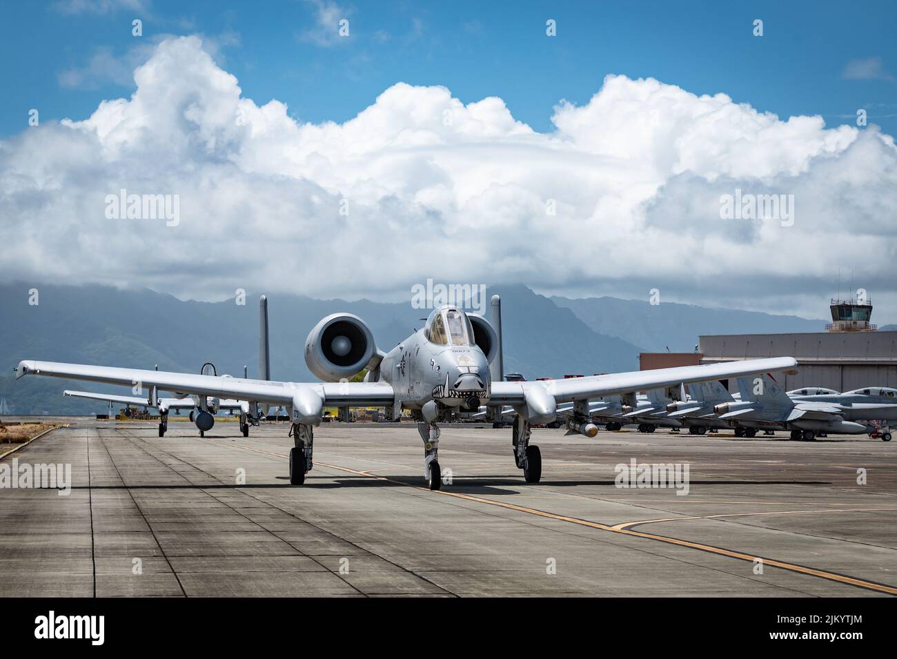 Mehr als 200 Luftwaffe und 10 A-10 Thunderbolt II Wardogs der 924. 2022 Fighter Group des 944. Fighter Wings arbeiten während der Teilnahme der Einheit an Rim of the Pacific (RIMPAC) 2022 vom 21. Juli bis zum 30. August von der Marine Corps Base Hawaii aus 4. 26 Nationen, 38 Schiffe, drei U-Boote, mehr als 170 Flugzeuge und 25.000 Mitarbeiter nehmen vom 29. Juni bis zum 4. August an RIMPAC in und um die Hawaii-Inseln und Südkalifornien Teil. RIMPAC, die weltweit größte internationale maritime Übung, bietet eine einzigartige Ausbildungsmöglichkeit und fördert und unterstützt kooperativ Stockfoto