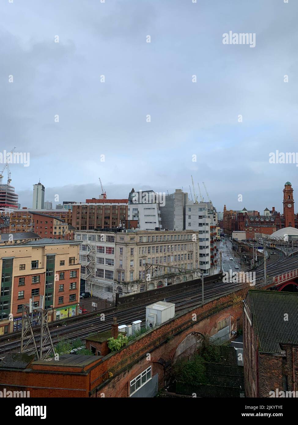 Eine Szenerie von städtischen Gebäuden und Neubauten mit Kränen in Manchester, England, Großbritannien Stockfoto