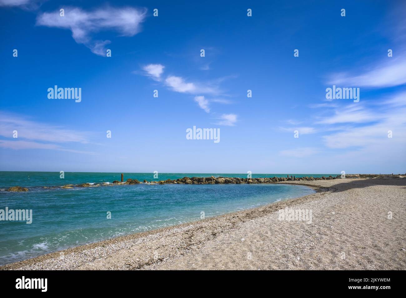 Ein natürlicher Blick auf einen schönen Strand unter klarem Himmel im Sommer Stockfoto
