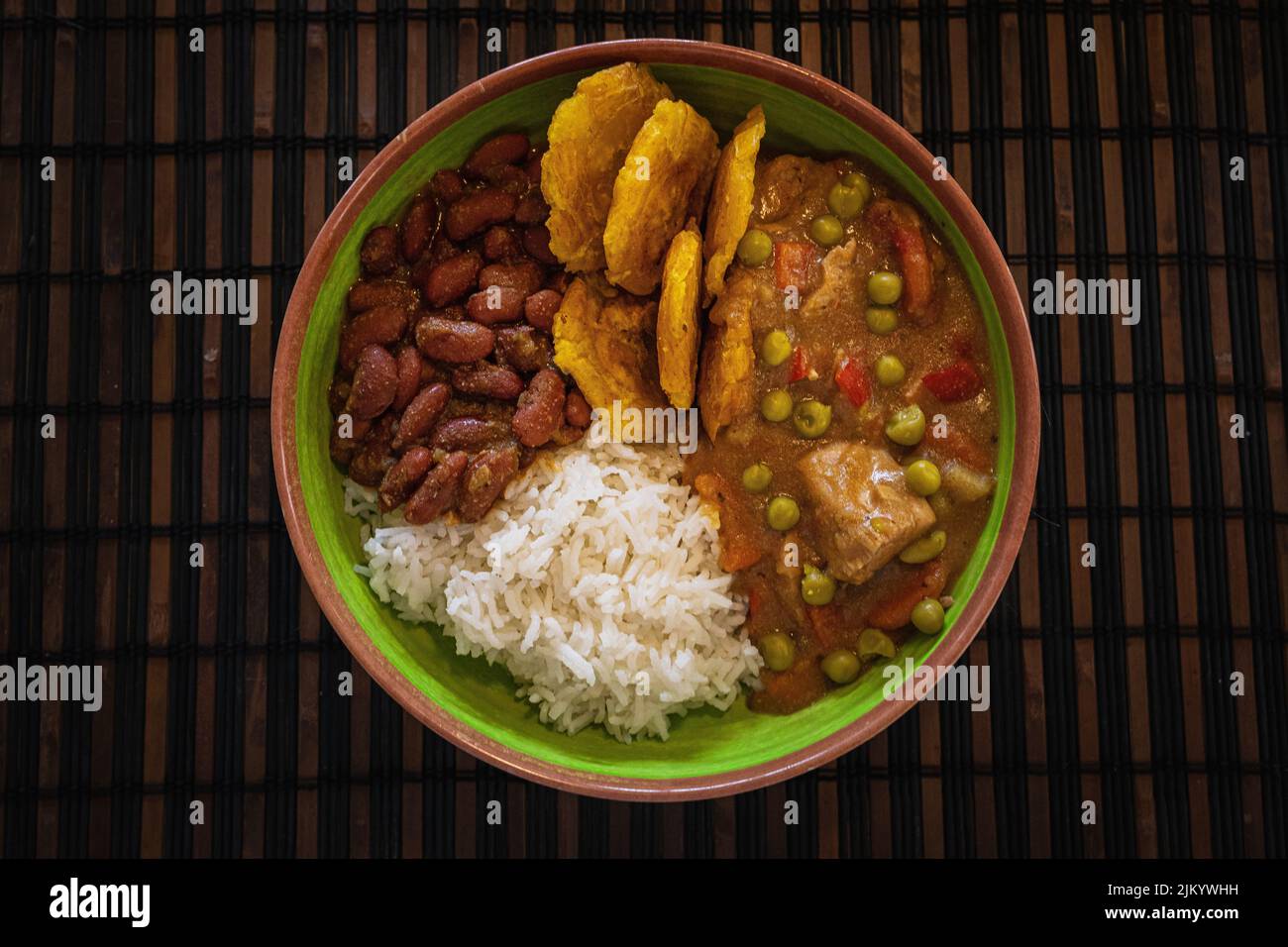 Eine Nahaufnahme einer Schüssel mit veganen Lebensmitteln, auf pflanzlicher Basis, grausamfreien Reisbohnen Stockfoto