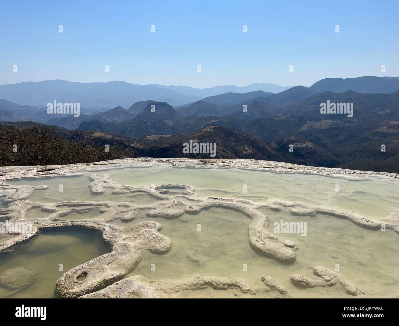 Ein natürlicher Blick auf die Mineralquellen Hierve el Agua State of Oaxaca in Mexiko Stockfoto