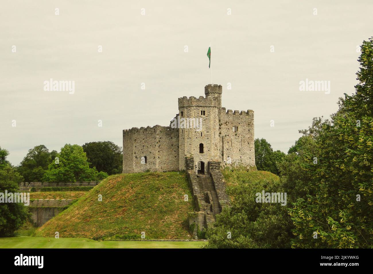 Der historische Stein Cardiff Castle auf einem Hügel in Wales Stockfoto