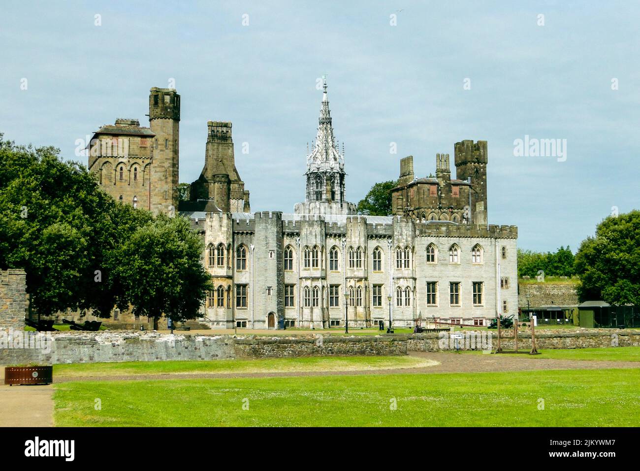 Der historische Stein Cardiff Castle auf einem Hügel in Wales Stockfoto