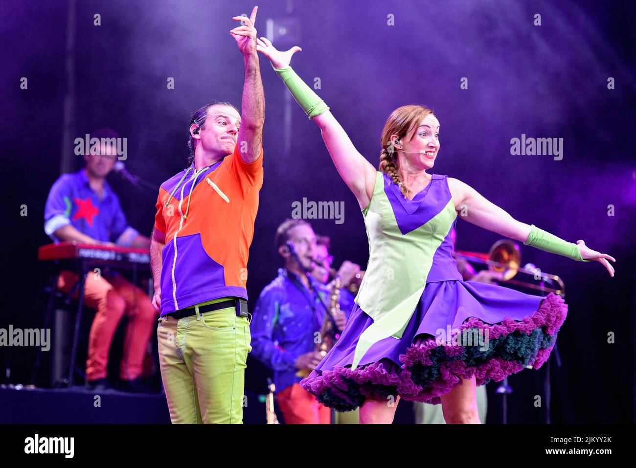 pau-und-jana-singen-zusammen-mit-ihren-musikern-der-mermelada-band