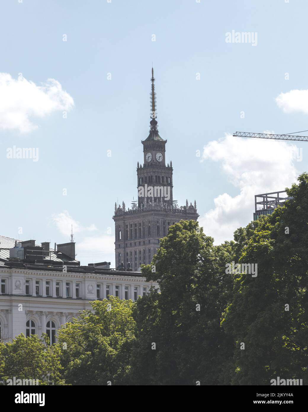 Die Moskauer Staatliche Universität in Russland von einer nahe gelegenen Straße an einem sonnigen Tag Stockfoto