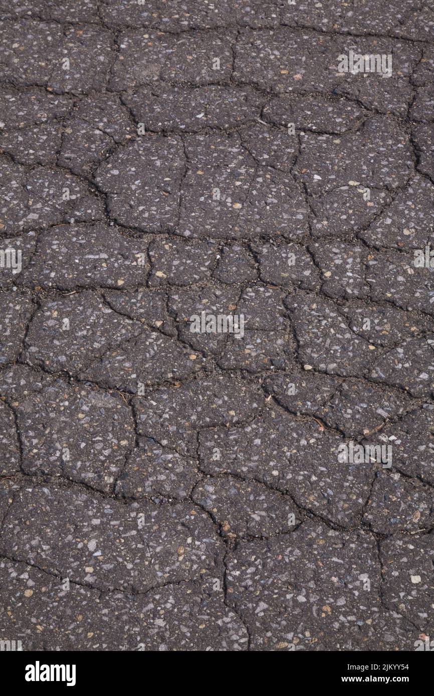 Nahaufnahme von geknacktem Asphalt. Stockfoto