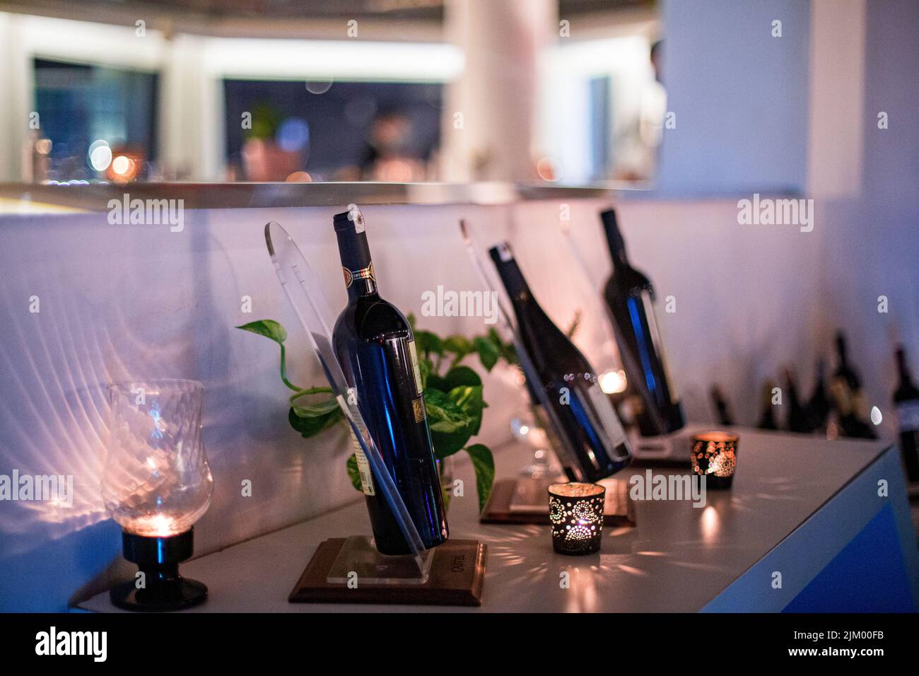 Verschiedene Weinflaschen in einem luxuriösen Restaurant Stockfoto