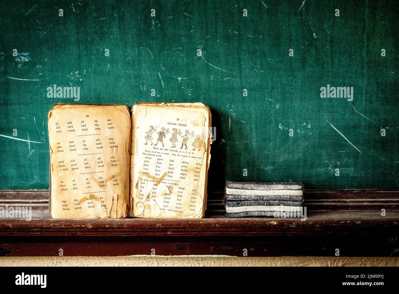 Ein altes Lese- und Schreibbuch der dritten Klasse auf einer Tafel in einer verlassenen Schule in Tuxedo, NC Stockfoto