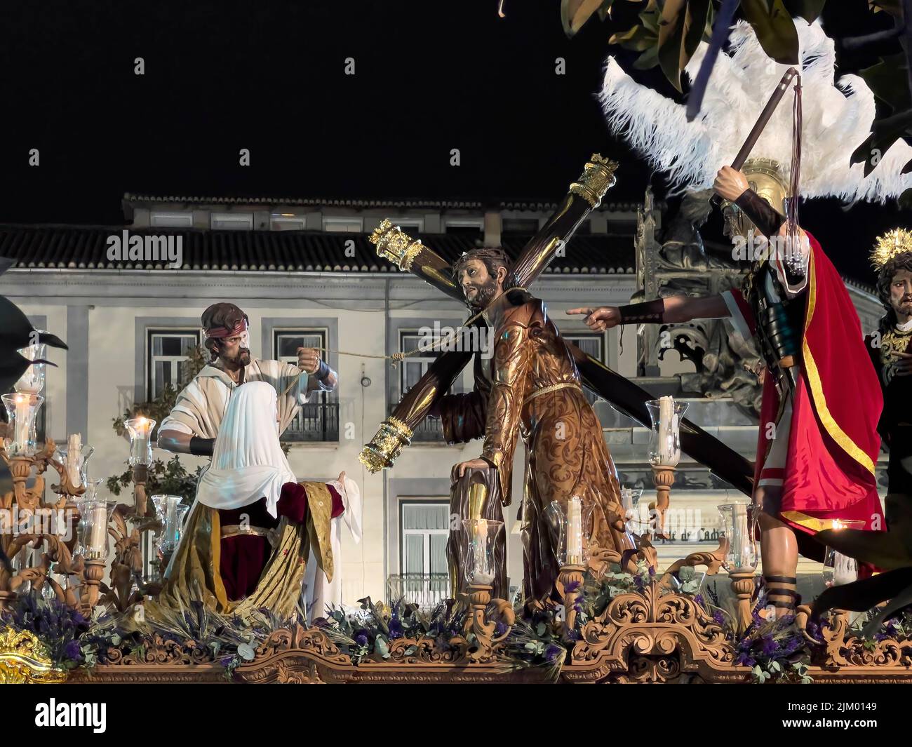 Granada, Spanien, 04-11-2022. Religiöse Skulpturen Prozession auf der Straße für Gläubige zu betrachten. Stockfoto