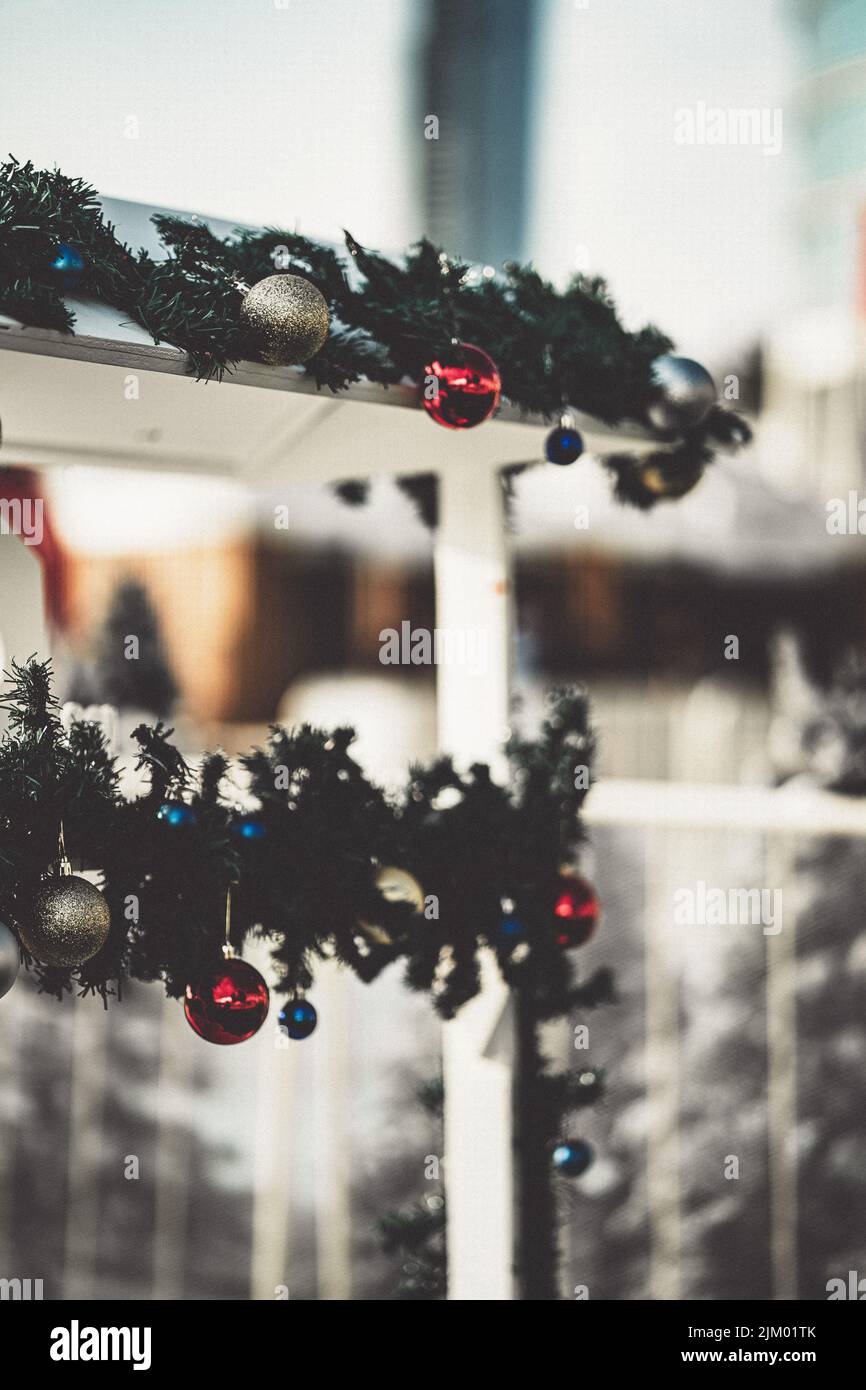 Eine Nahaufnahme von Weihnachtsschmuck und -Dekorationen in verschwommenem Hintergrund Stockfoto
