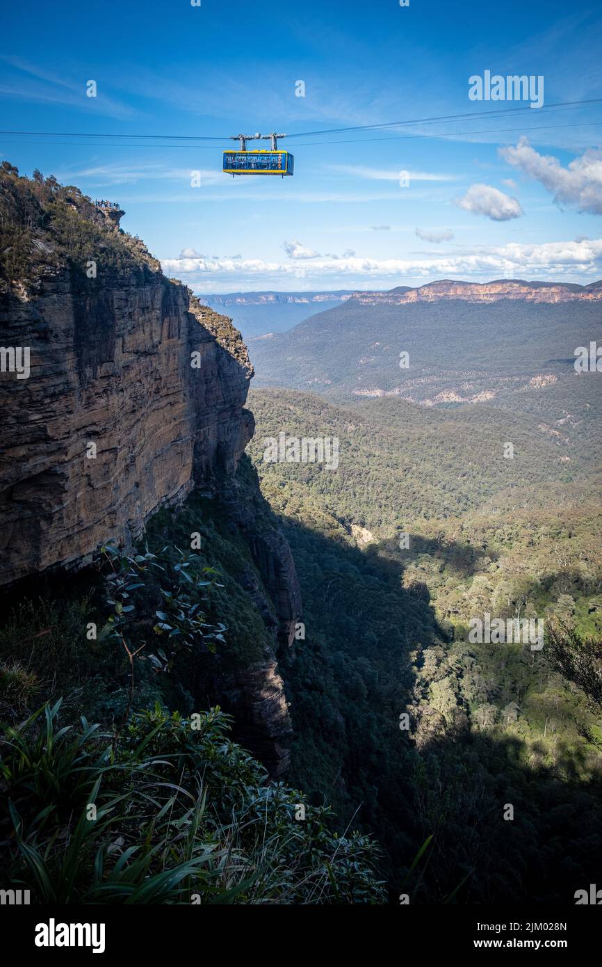 Ein vertikaler, landschaftlicher Blick auf die Great Dividing Range und die Seilbahn am blauen Himmel Stockfoto
