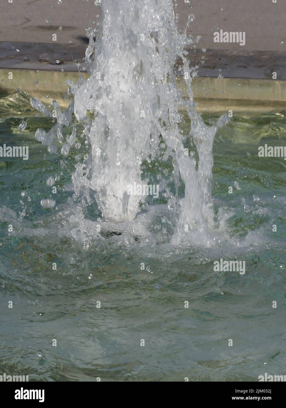 Spritzer von Brunnen Wasser an einem sonnigen Tag Stockfoto