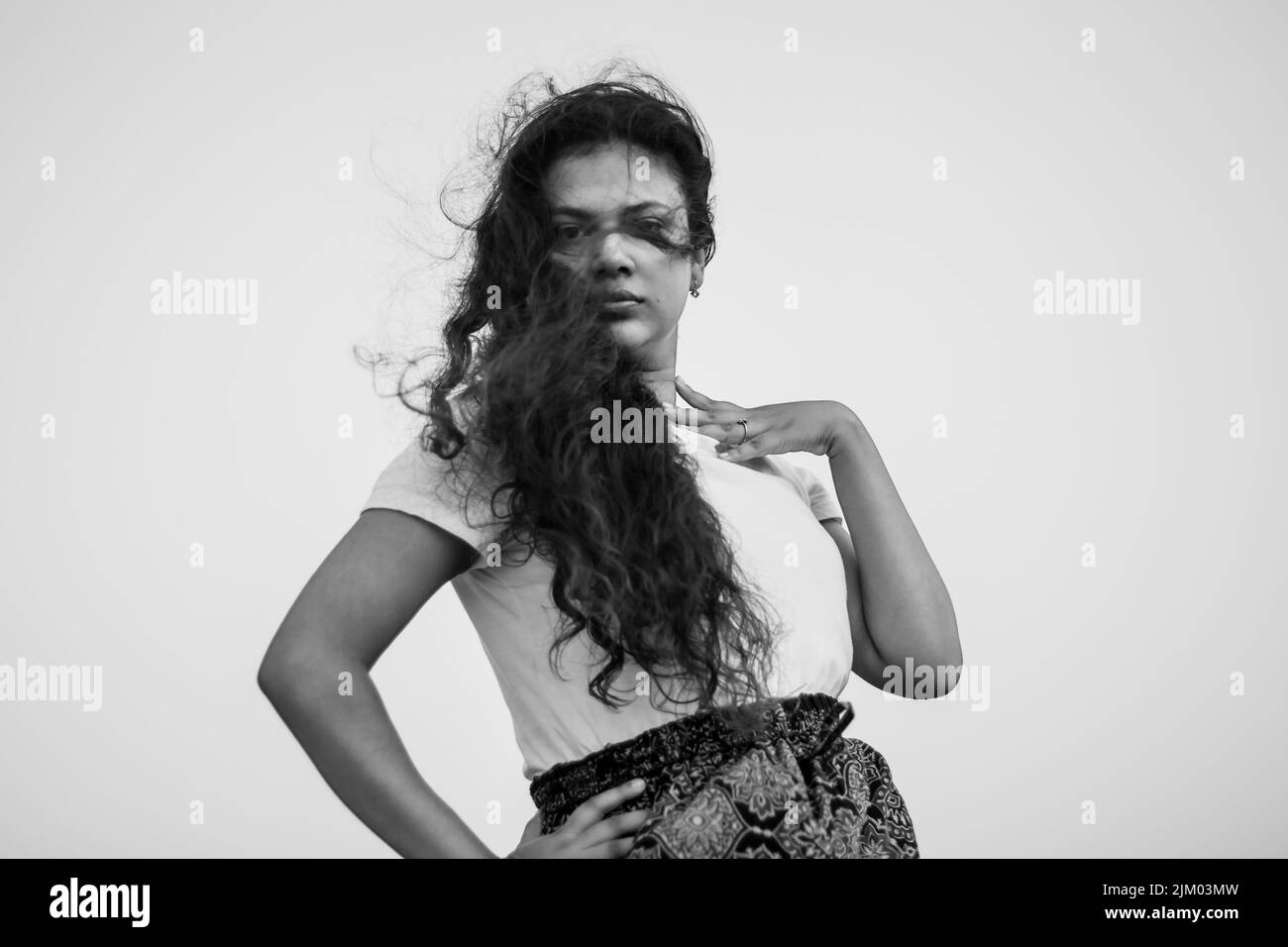 Eine Nahaufnahme eines indischen Mädchens, das in die Kamera schaut Stockfoto