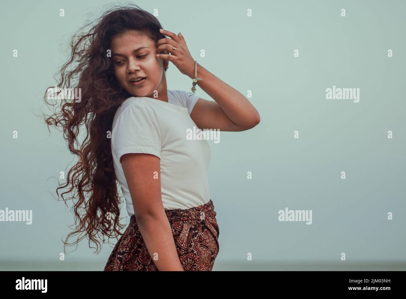 Nahaufnahme eines indischen Mädchens vor blauem Hintergrund Stockfoto