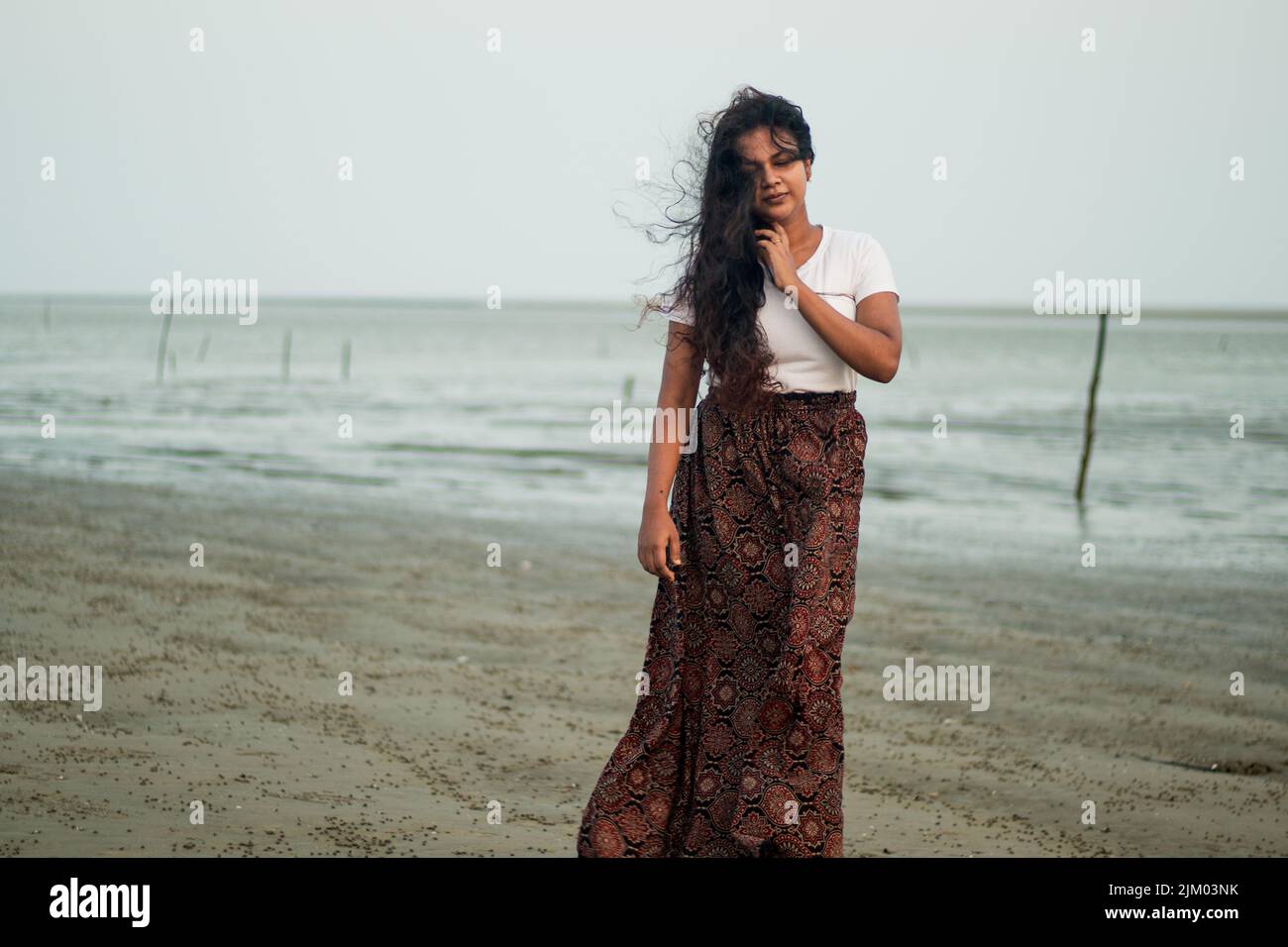 Nahaufnahme eines indischen Mädchens in der Nähe eines schönen Sees in Indien Stockfoto