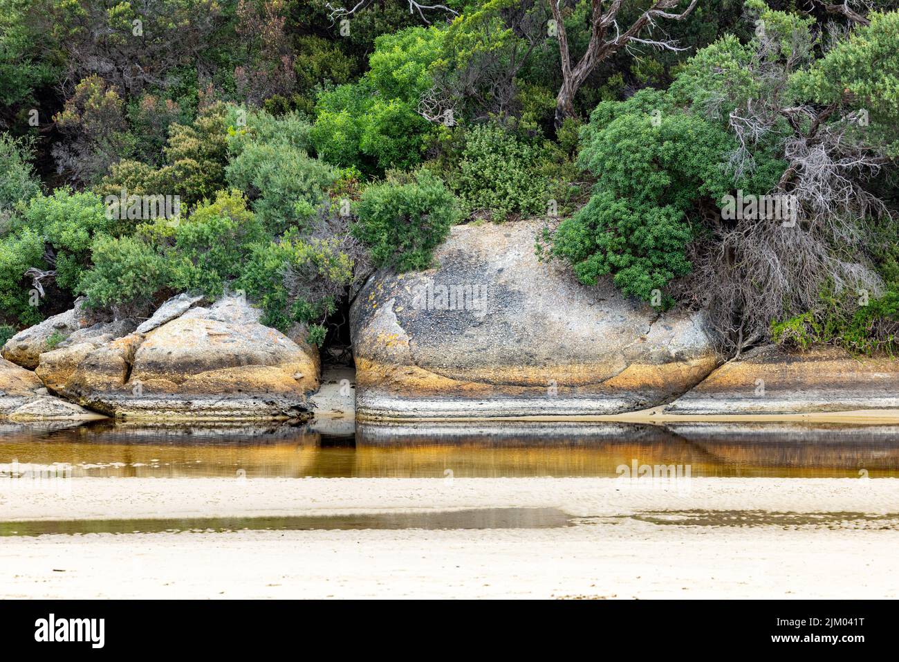 Eine malerische Aussicht auf den Tidal River, der riesige Felsen am Ufer des Wilsons Promontory, Australien, reflektiert Stockfoto