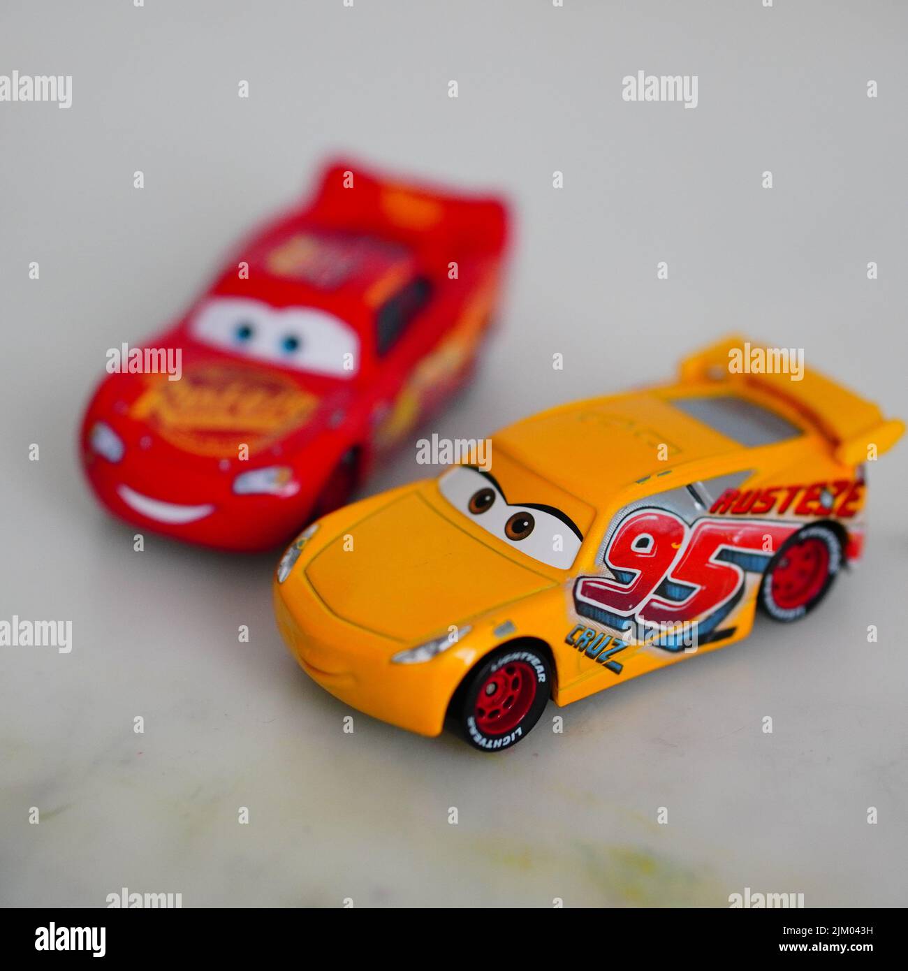 Eine selektive Fokusaufnahme des Mattel Cruz Ramirez Spielzeugmodell-Rennwagens aus dem Disney Pixar Cars Film Stockfoto