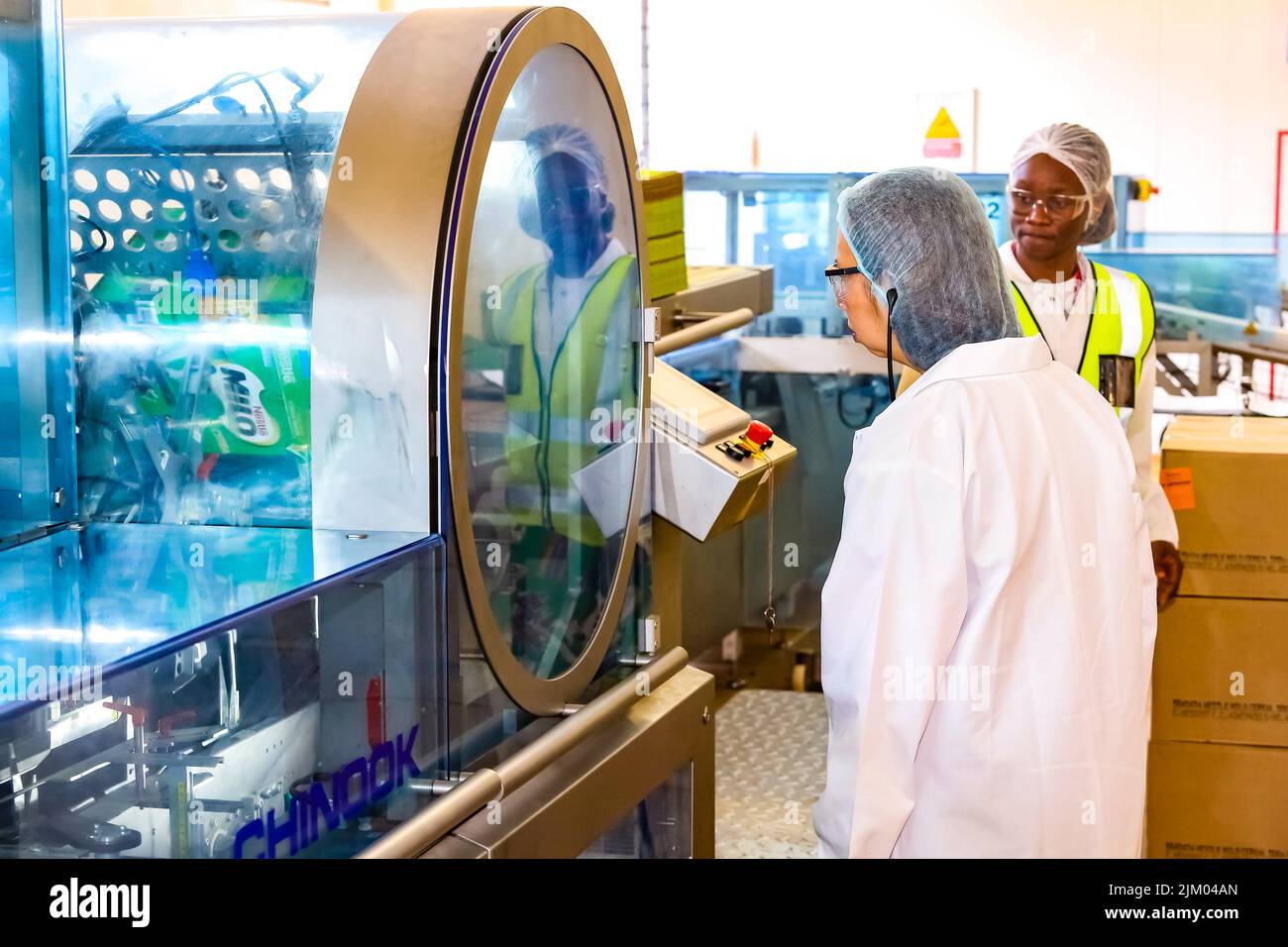Johannesburg, Südafrika - 18. September 2013: Techniker von Lebensmitteltechnologen überprüfen Produktionslinien in der Getreidelebensmittelfabrik Stockfoto