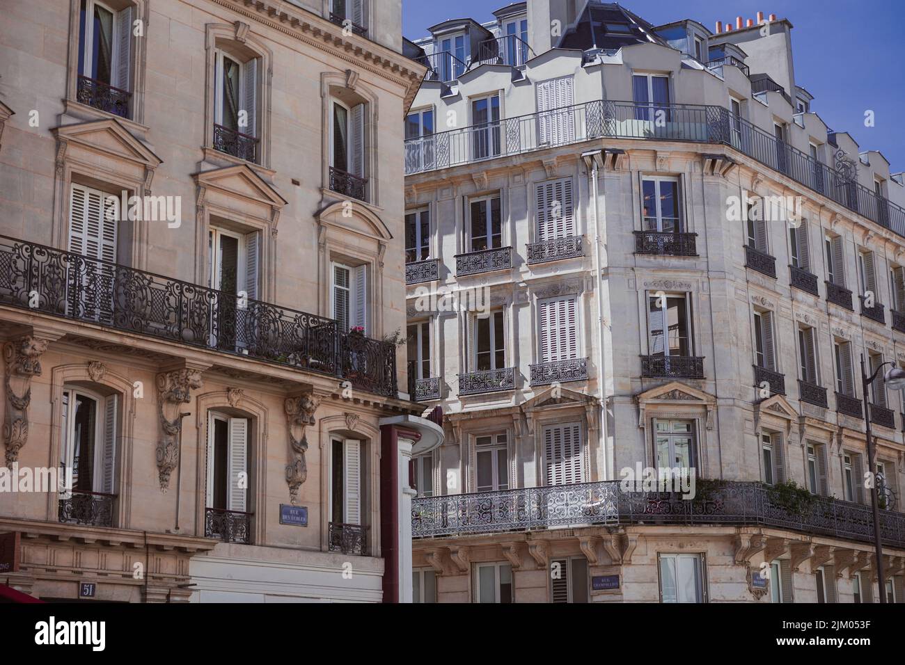 Ein heller Sommertag im Herzen von Paris, Frankreich mit wunderschönen historischen Gebäuden unter dem blauen Himmel Stockfoto